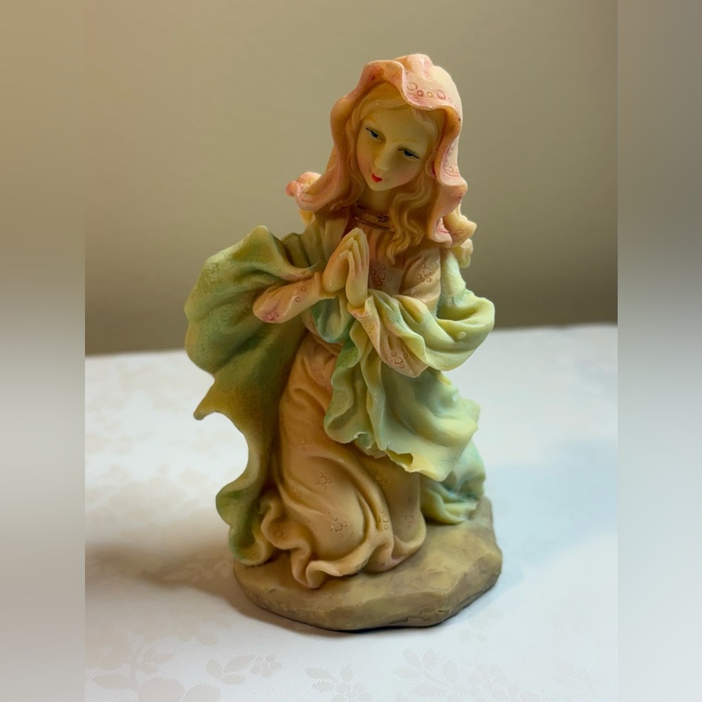 EUC Faux Fontanini "Madonna in Prayer" Resin Figurine